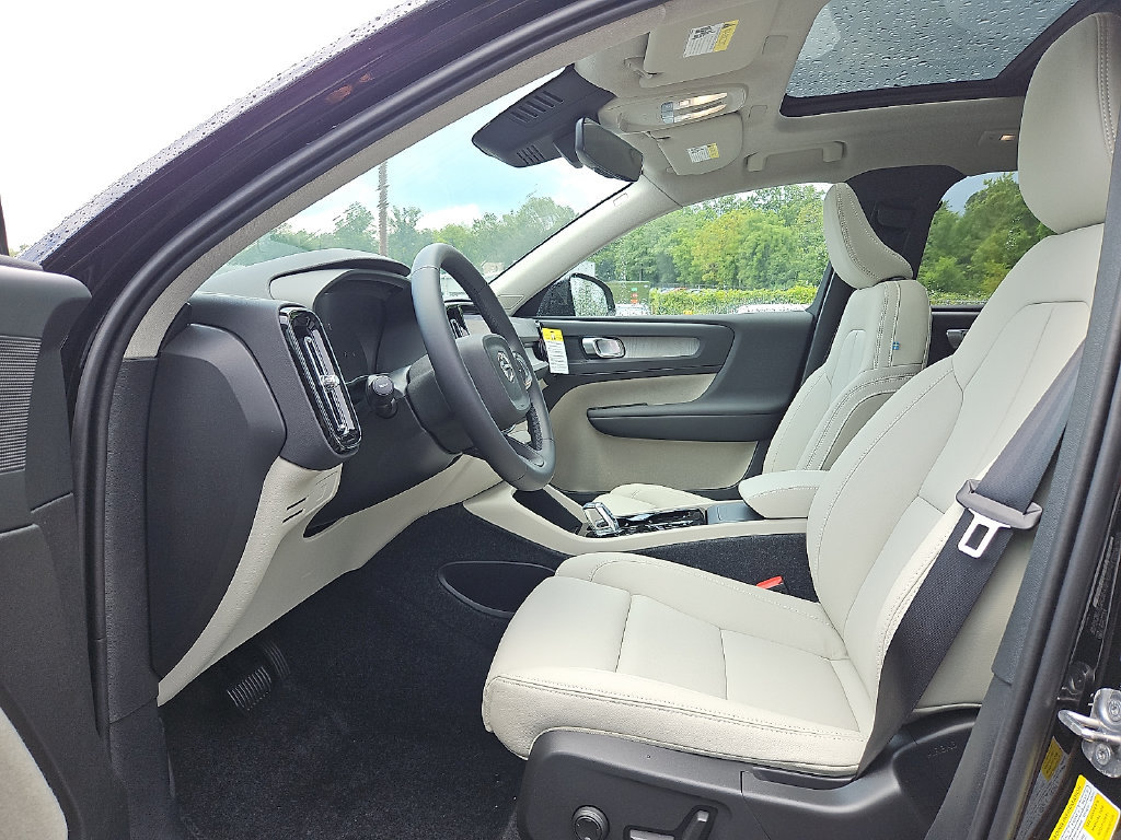 New 2026 Volvo XC40 B5 Plus w/ Protection Package Premier AWD/4WD image 11