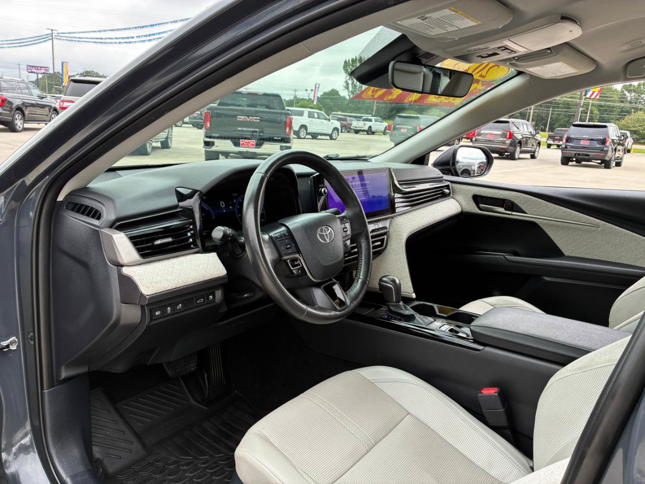 Used 2025 Toyota Camry XLE FWD image 12