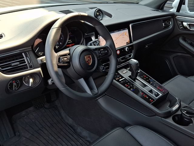 Certified 2025 Porsche Macan GTS AWD/4WD image 4