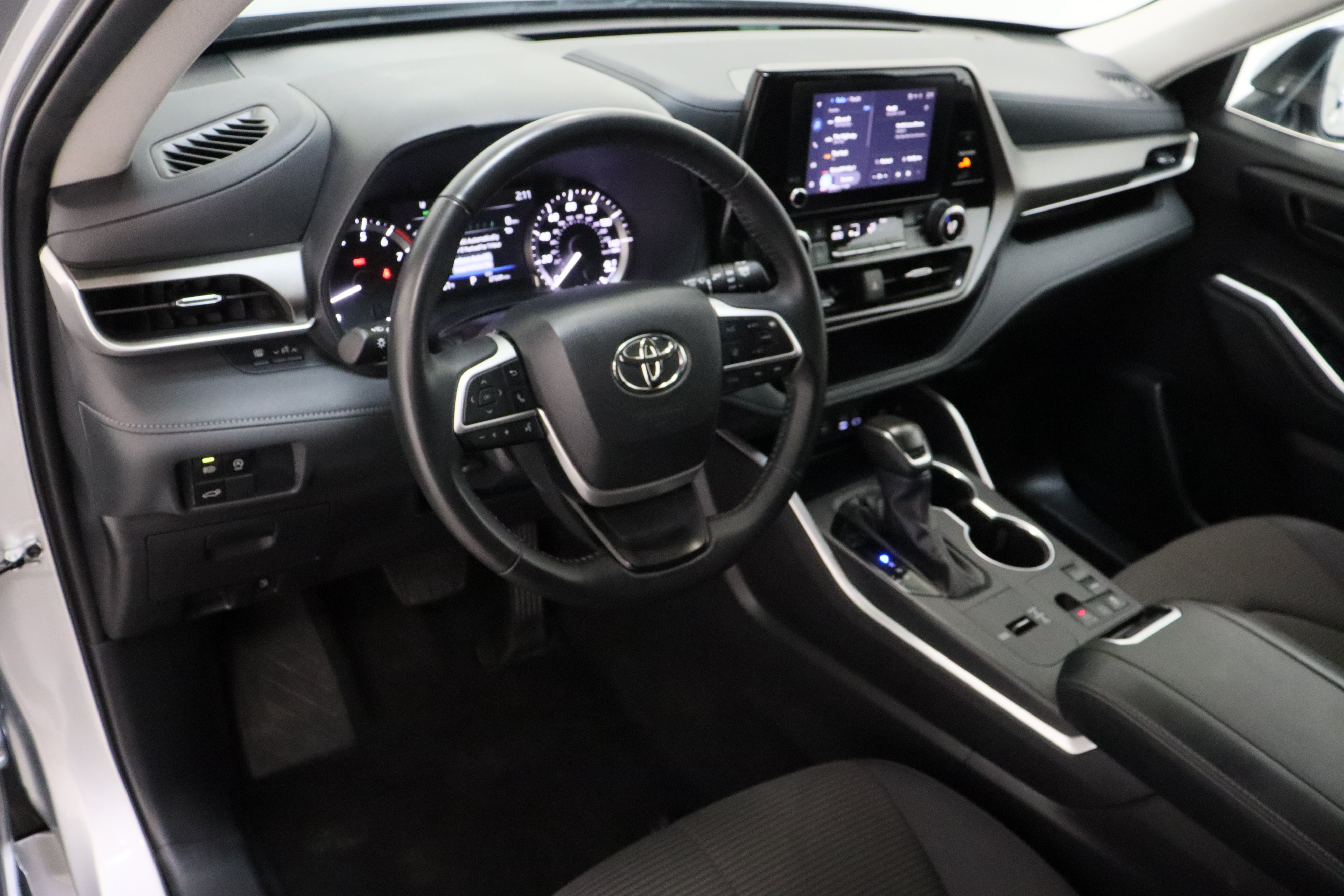 Certified 2025 Toyota Highlander LE FWD image 13
