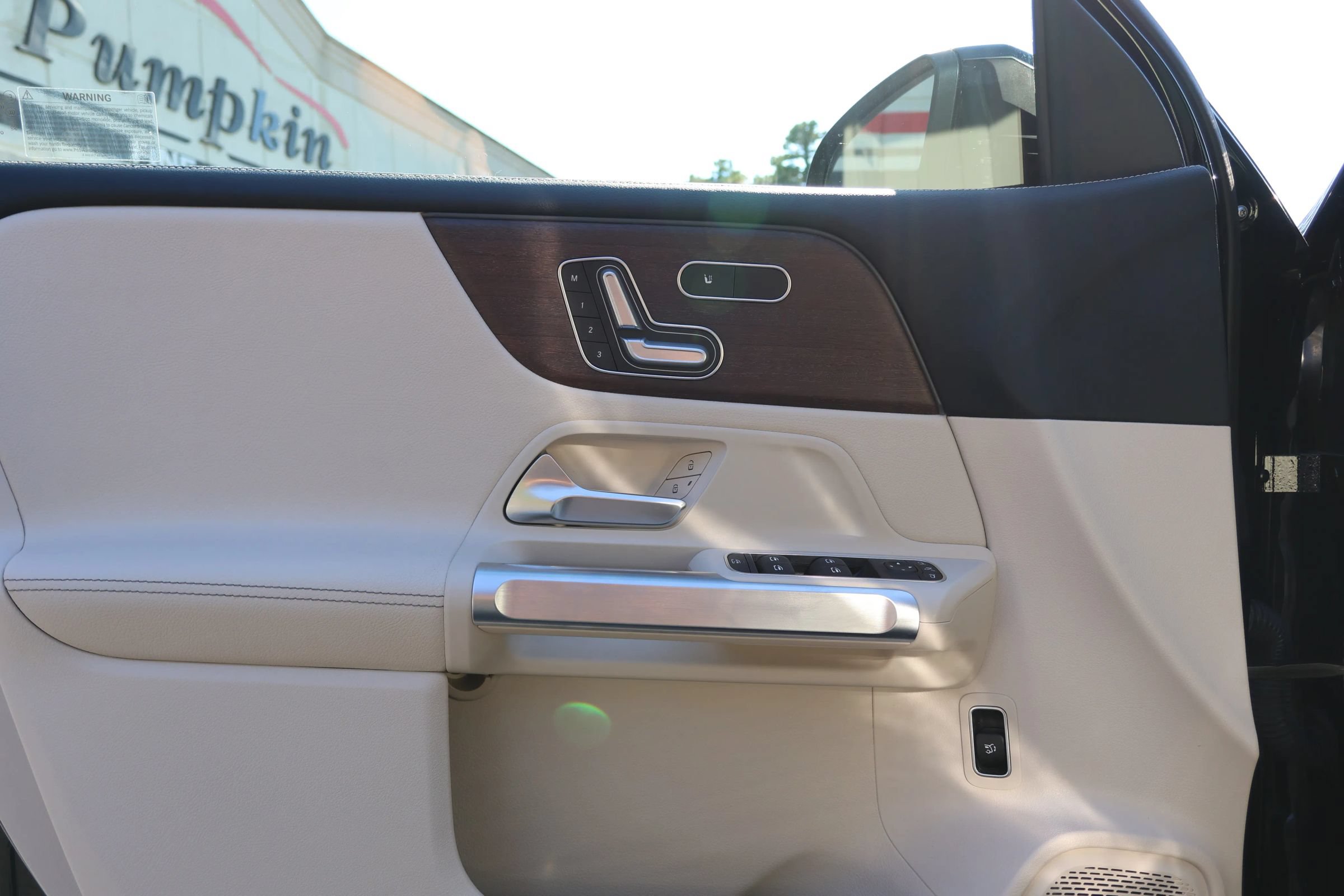Used 2023 Mercedes-Benz GLB 250 4MATIC w/ Premium Package image 15