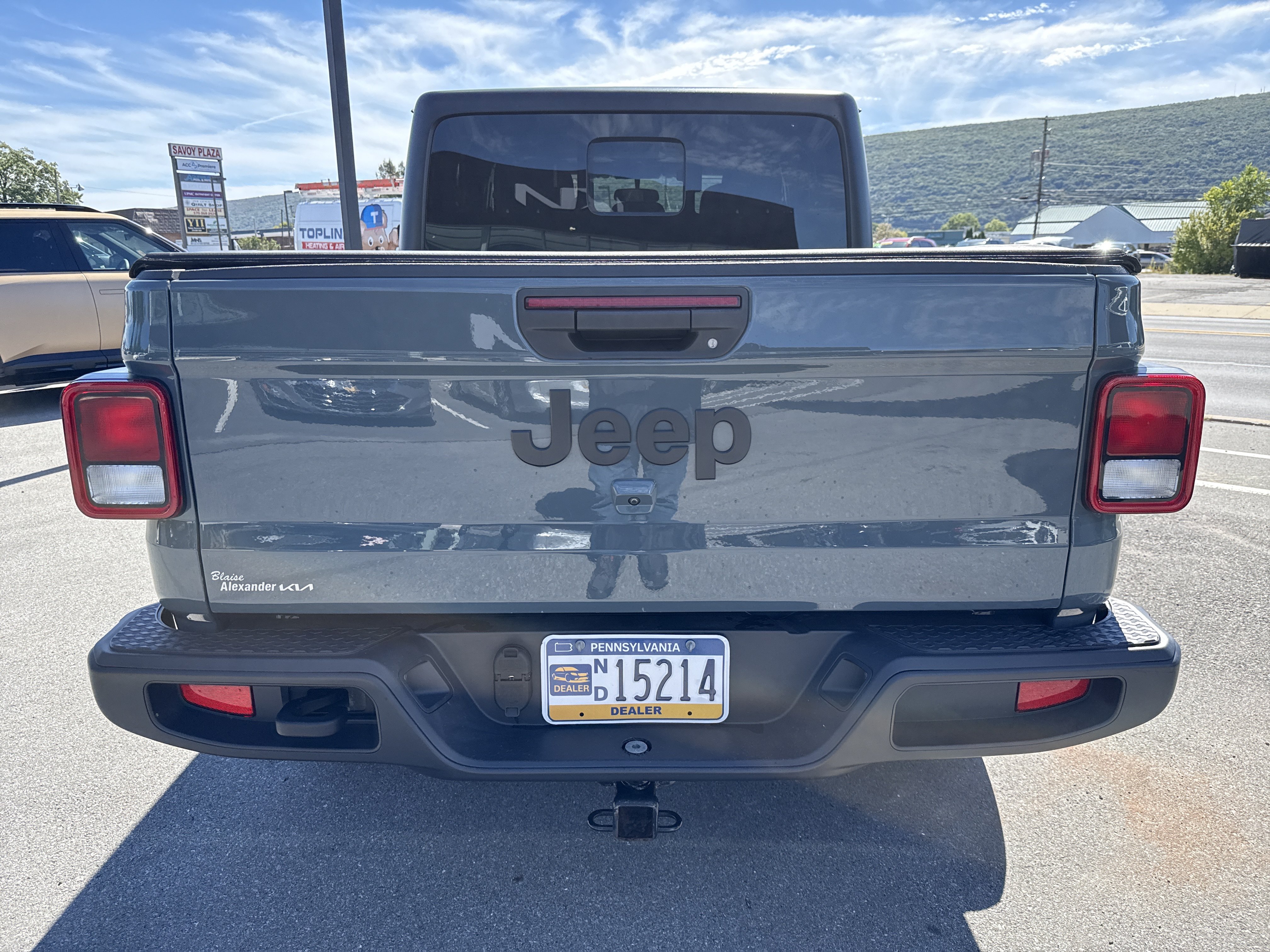 Used 2025 Jeep Gladiator Mojave AWD/4WD image 4