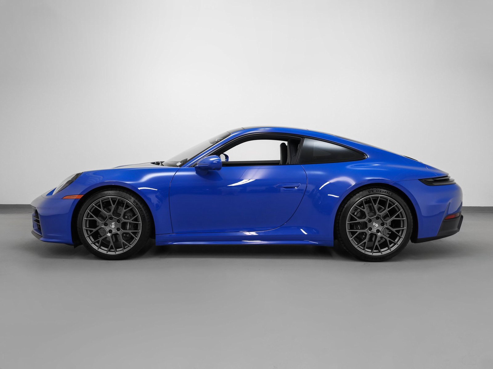 Used 2025 Porsche 911 Carrera w/ Premium Package image 2