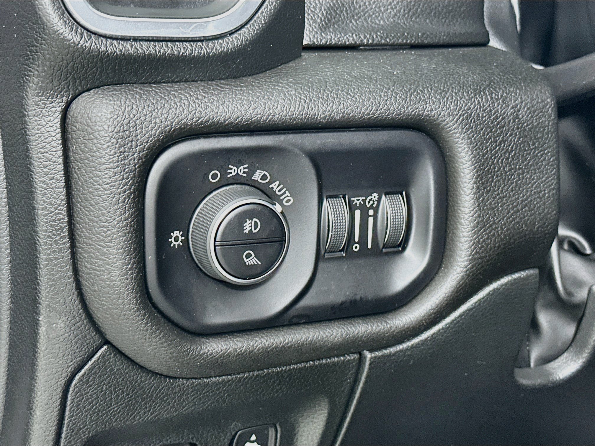 Used 2023 RAM 1500 Laramie AWD/4WD image 10