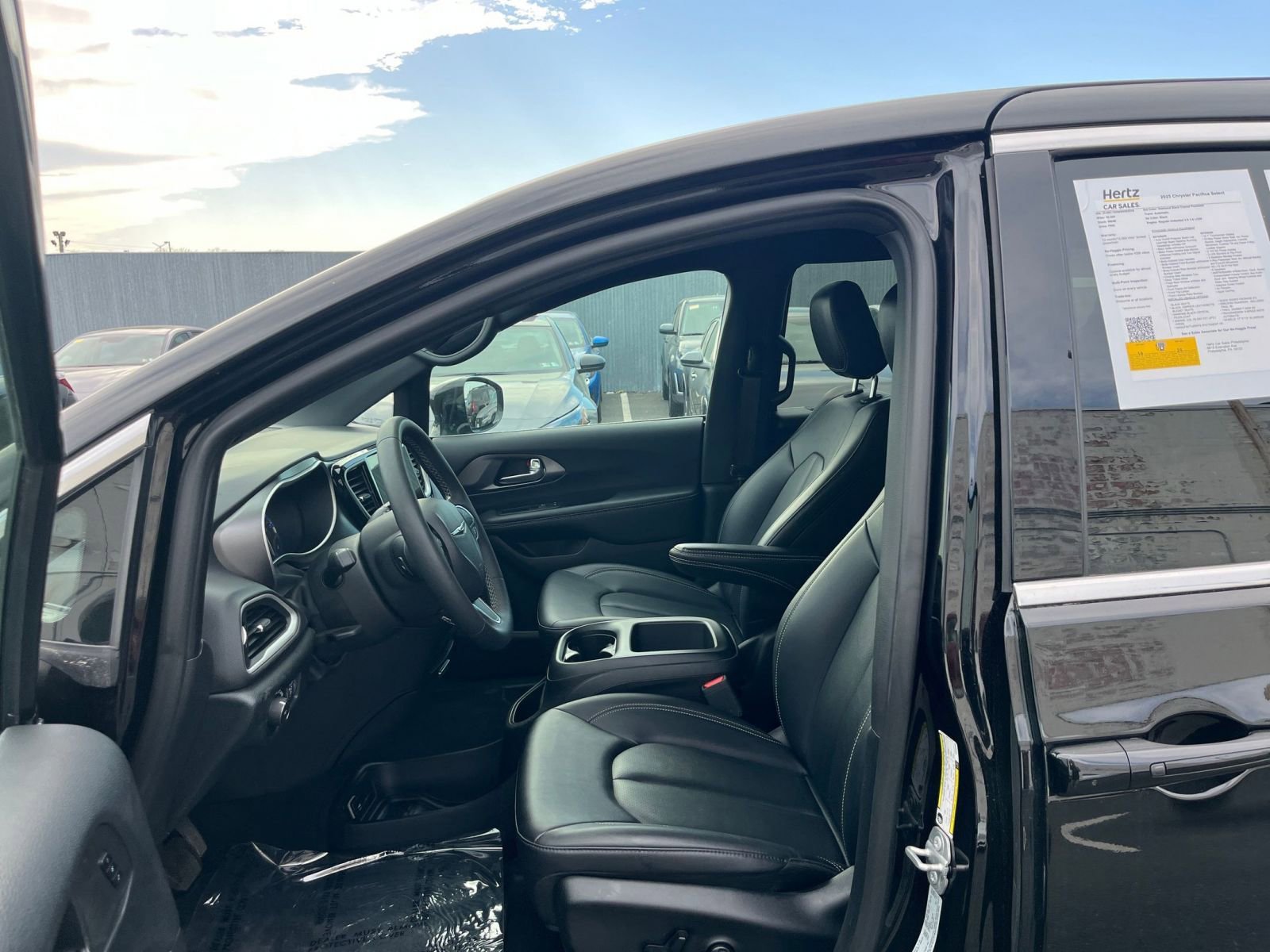 Used 2025 Chrysler Pacifica Select image 29