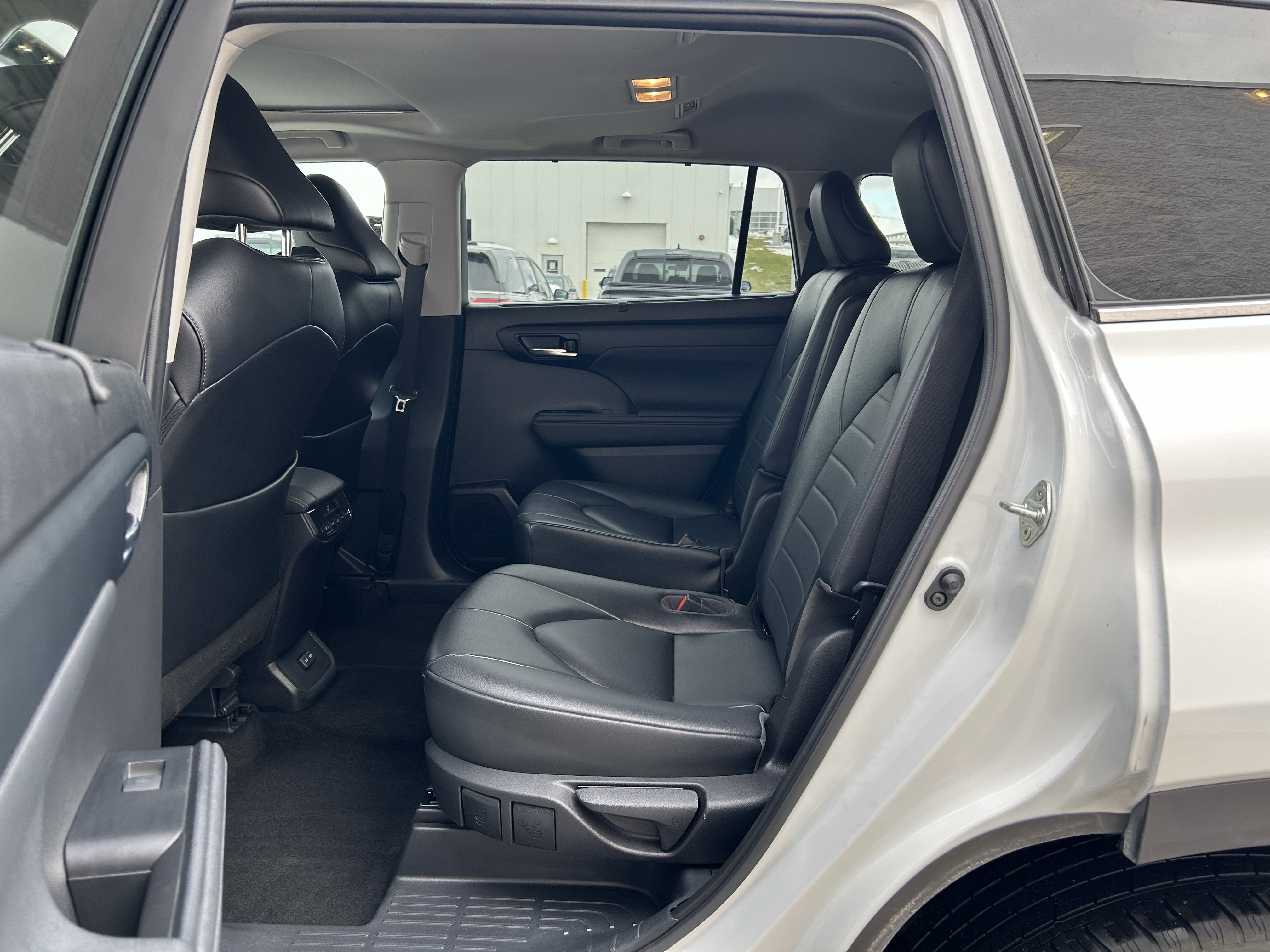 Certified 2023 Toyota Highlander XLE image 17