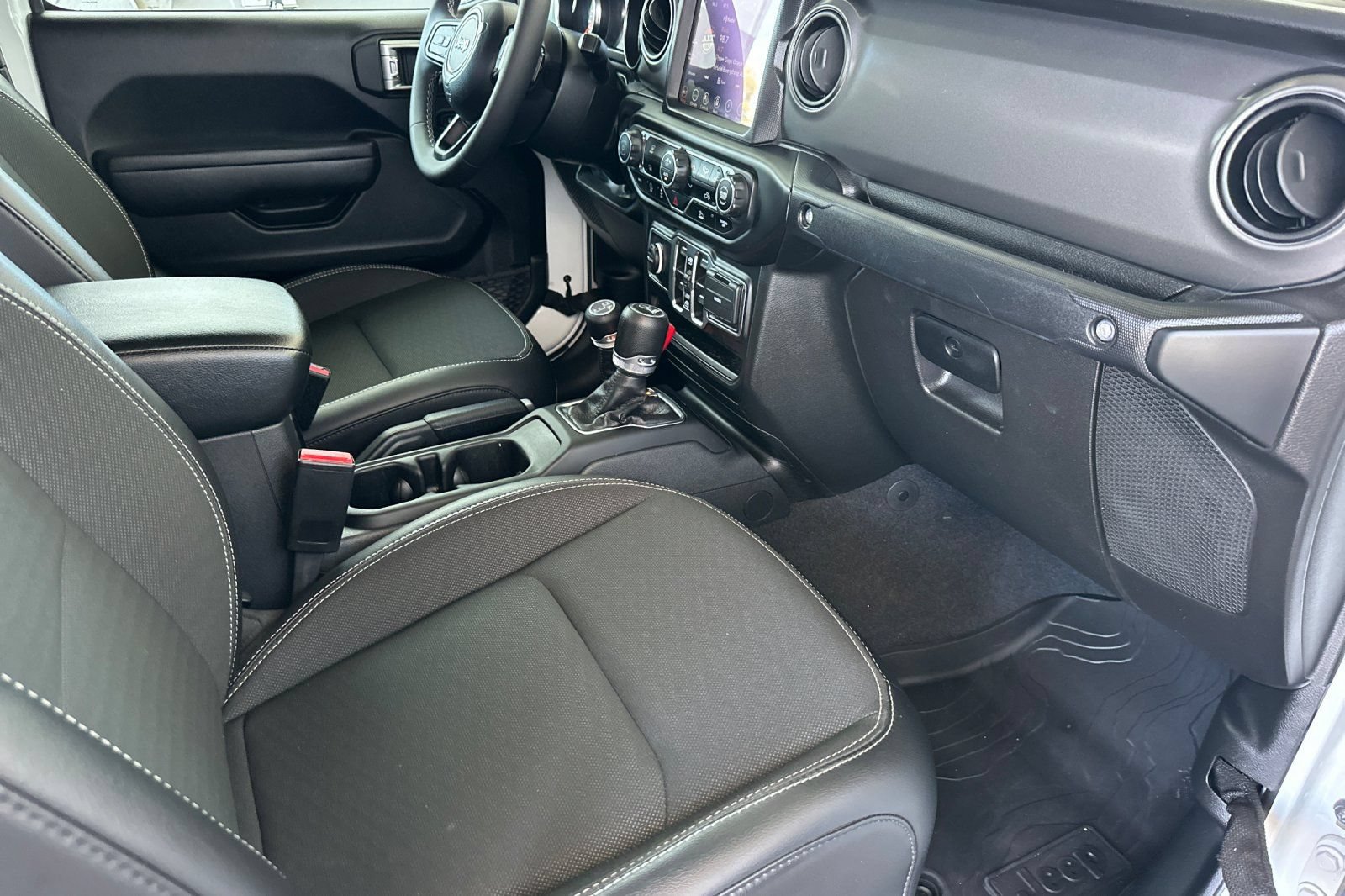 Used 2023 Jeep Gladiator Sport AWD/4WD image 19