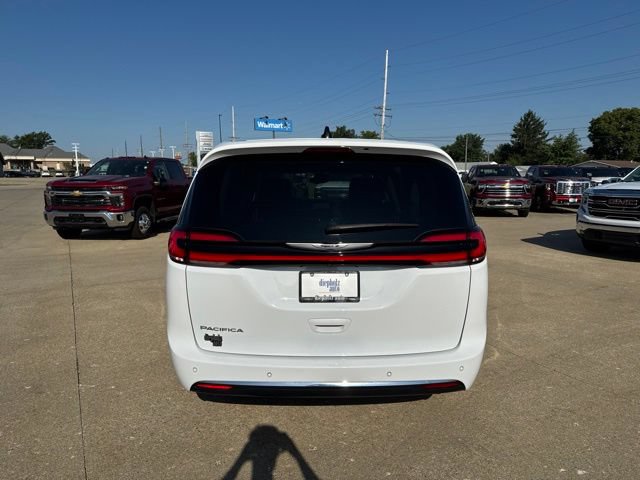 Used 2024 Chrysler Pacifica Touring-L FWD image 6