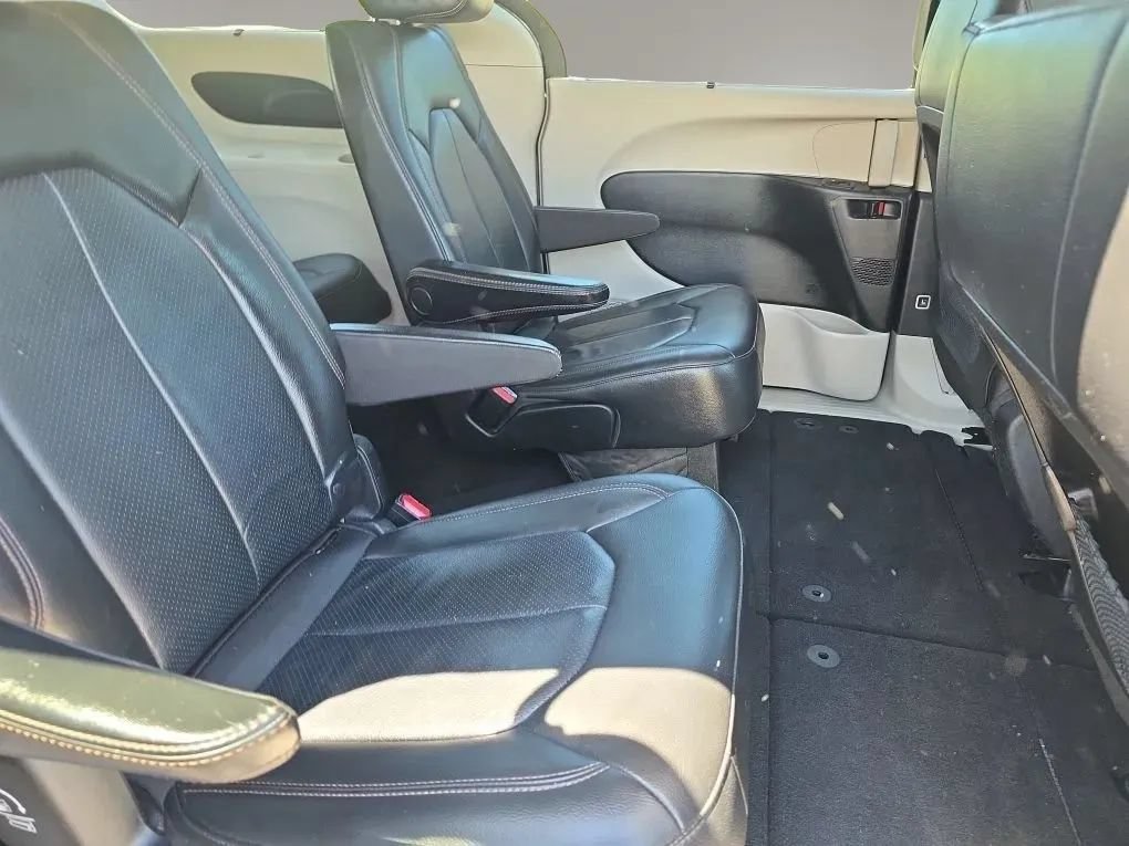 Used 2020 Chrysler Pacifica Touring-L FWD image 13