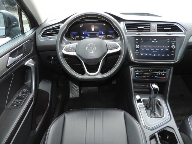 Used 2023 Volkswagen Tiguan SE w/ Panoramic Sunroof Package FWD image 22