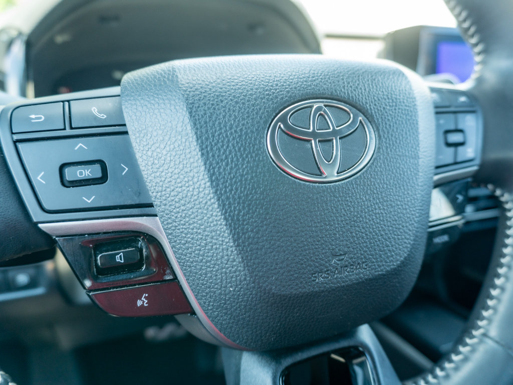 Used 2025 Toyota Camry SE w/ Convenience Package FWD image 30