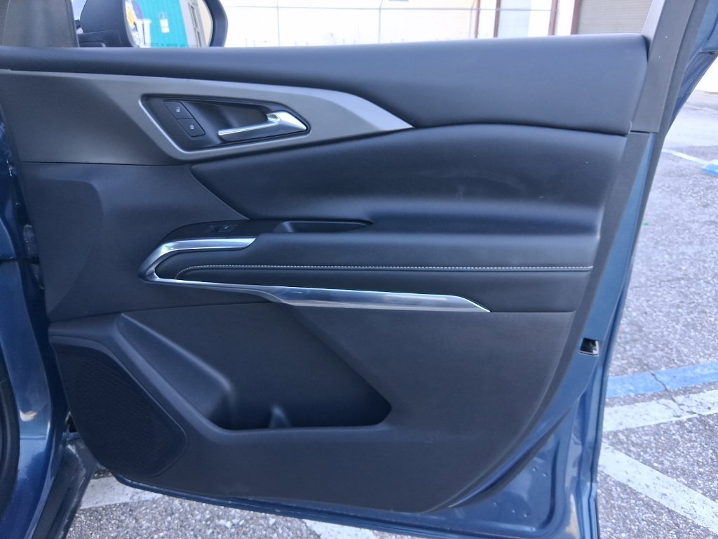 Used 2025 Chevrolet Traverse LT FWD image 17