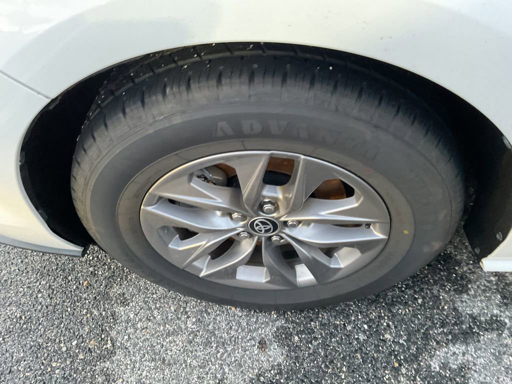 Used 2024 Toyota Sienna LE image 5