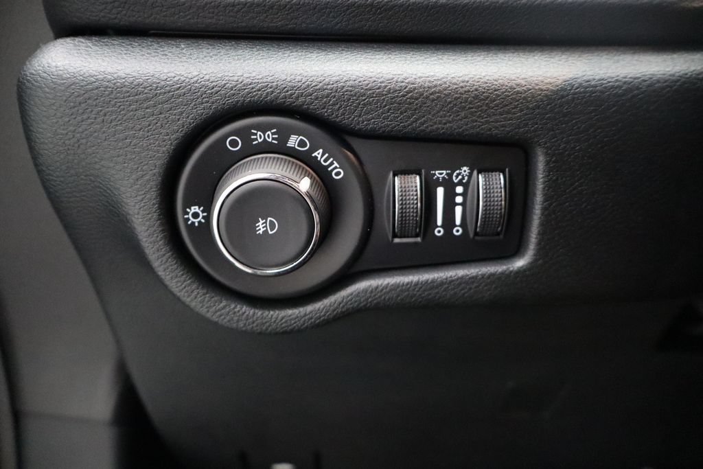 Used 2025 Chrysler Pacifica Select FWD image 14