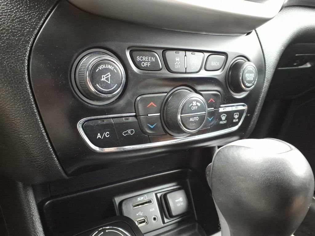 Used 2018 Jeep Cherokee Overland image 19