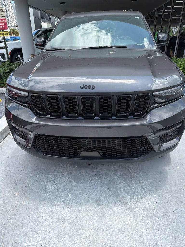 Used 2023 Jeep Grand Cherokee Altitude AWD/4WD image 2