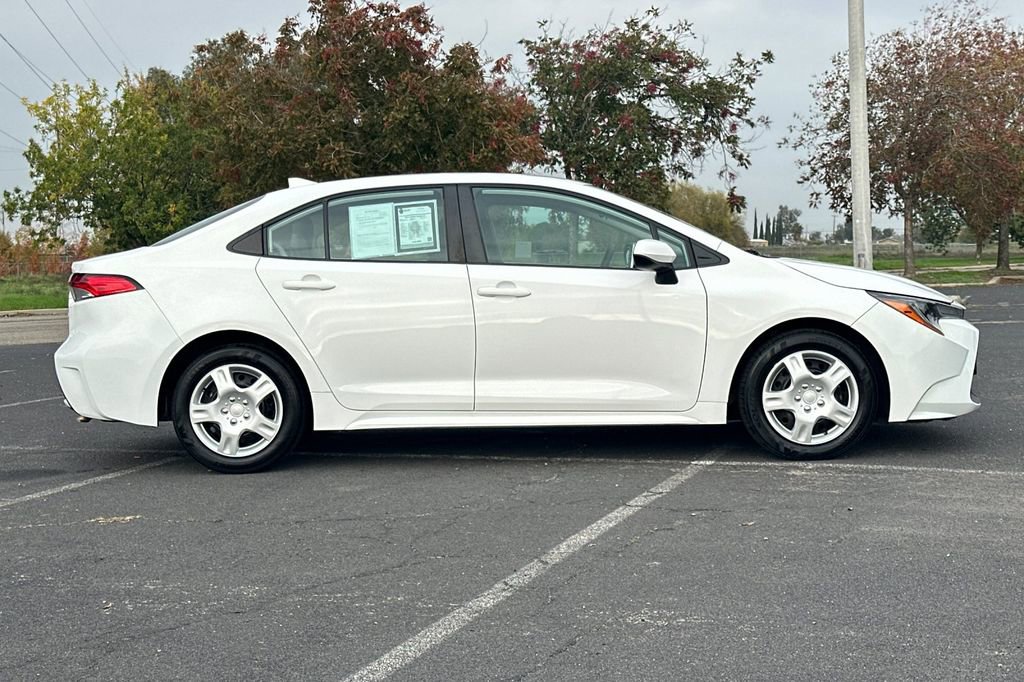 Used 2021 Toyota Corolla LE image 3