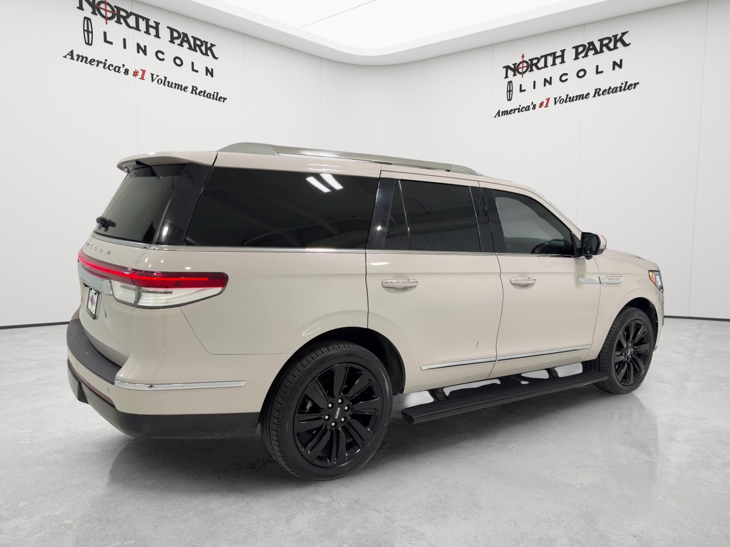 Used 2023 Lincoln Navigator Reserve AWD/4WD image 5