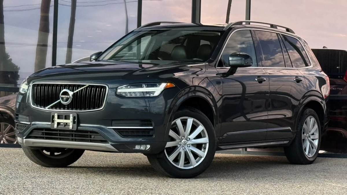 Used 2017 Volvo XC90 T6 Momentum w/ Vision Package AWD/4WD image 2