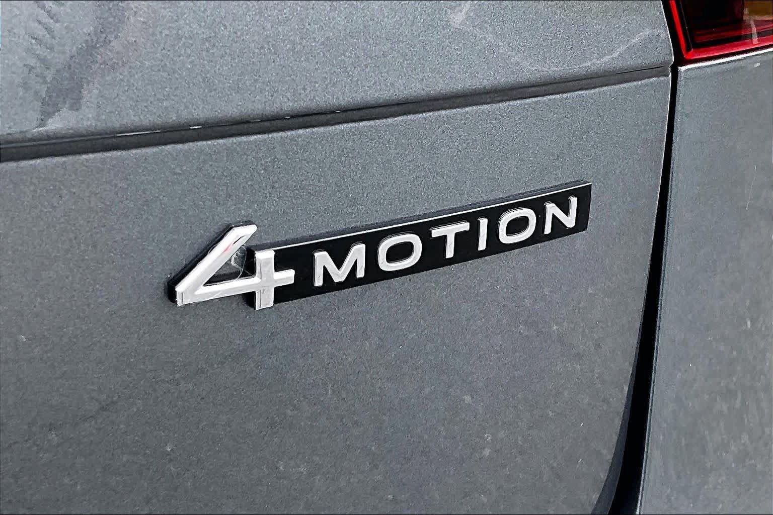 Used 2024 Volkswagen Tiguan SE R-Line AWD/4WD image 10