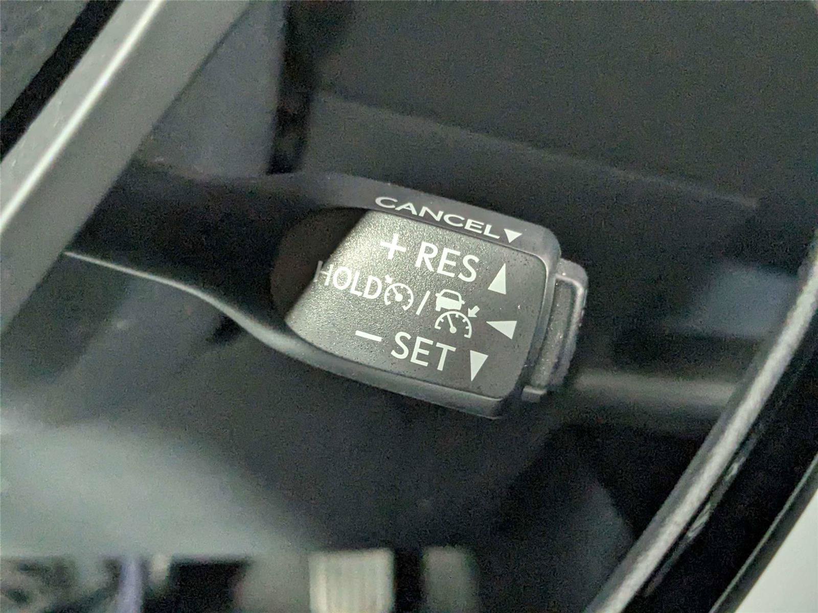 Used 2020 Toyota C-HR XLE FWD image 17