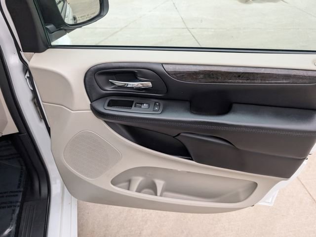 Used 2019 Dodge Grand Caravan SE w/ UConnect Hands-Free Group image 28