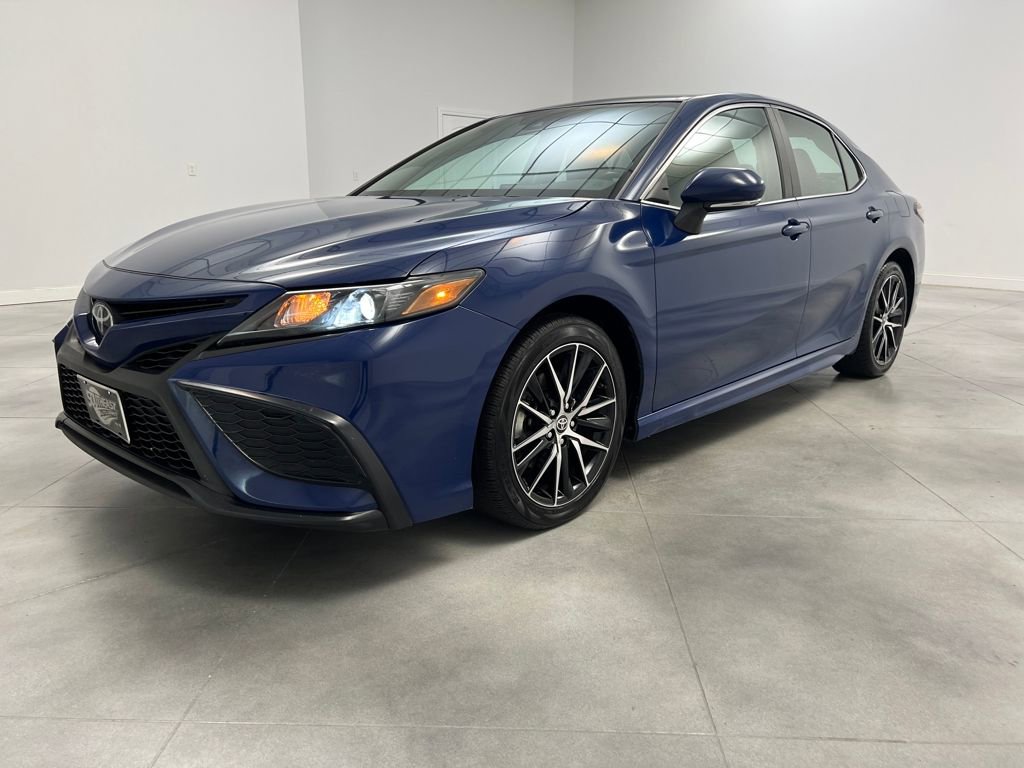 Used 2024 Toyota Camry SE image 3