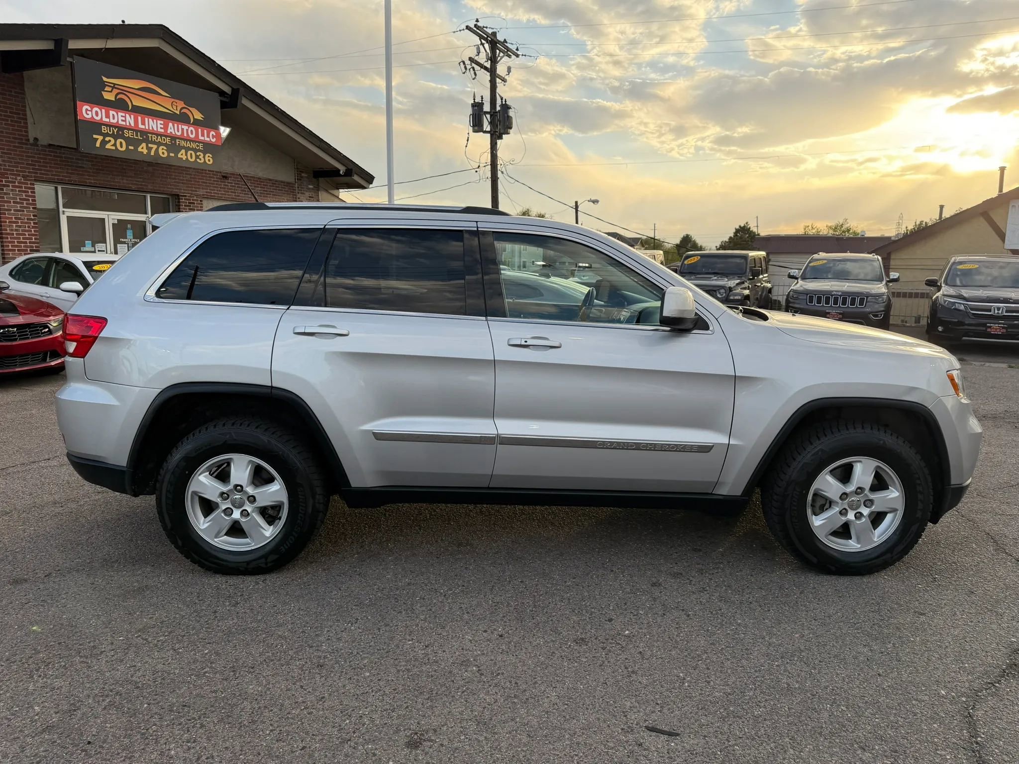 Used 2013 Jeep Grand Cherokee Laredo w/ Laredo E Group AWD/4WD image 9