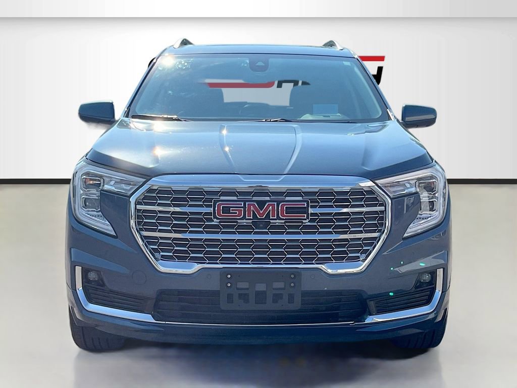 Used 2024 GMC Terrain Denali w/ Denali Premium Package AWD/4WD image 2