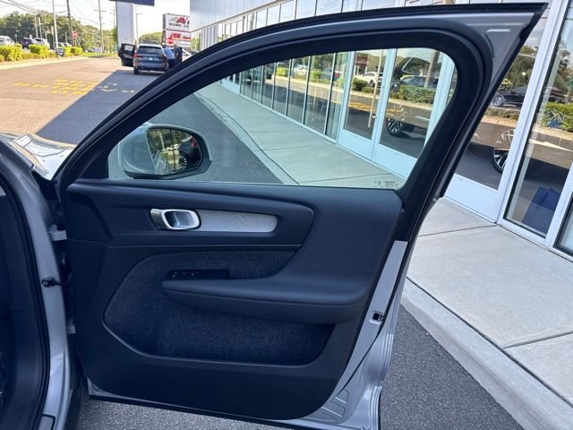 Certified 2025 Volvo XC40 B5 Plus AWD/4WD image 14