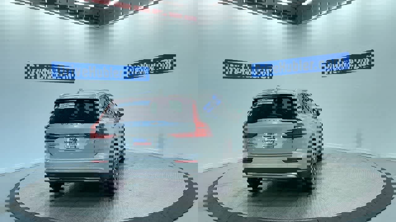 Used 2025 Volvo V60 B5 Cross Country Plus image 8