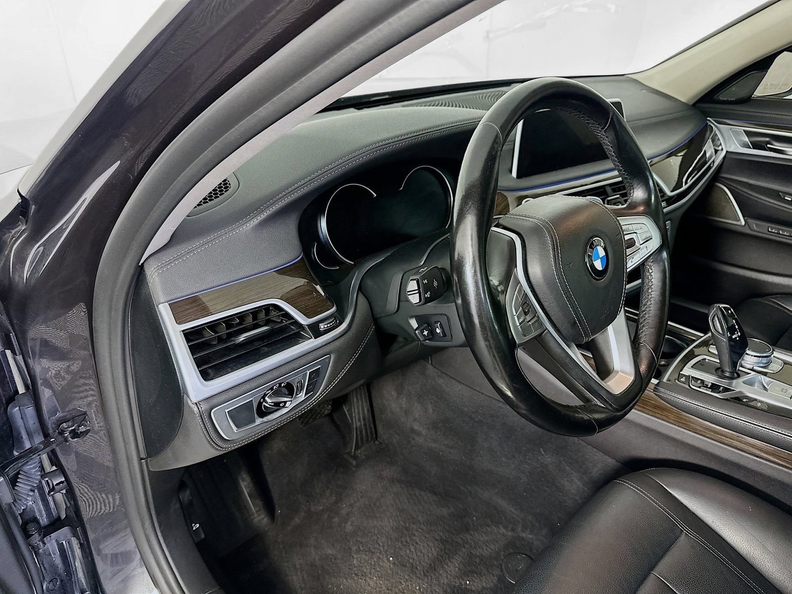 Used 2019 BMW 740i xDrive AWD/4WD image 9