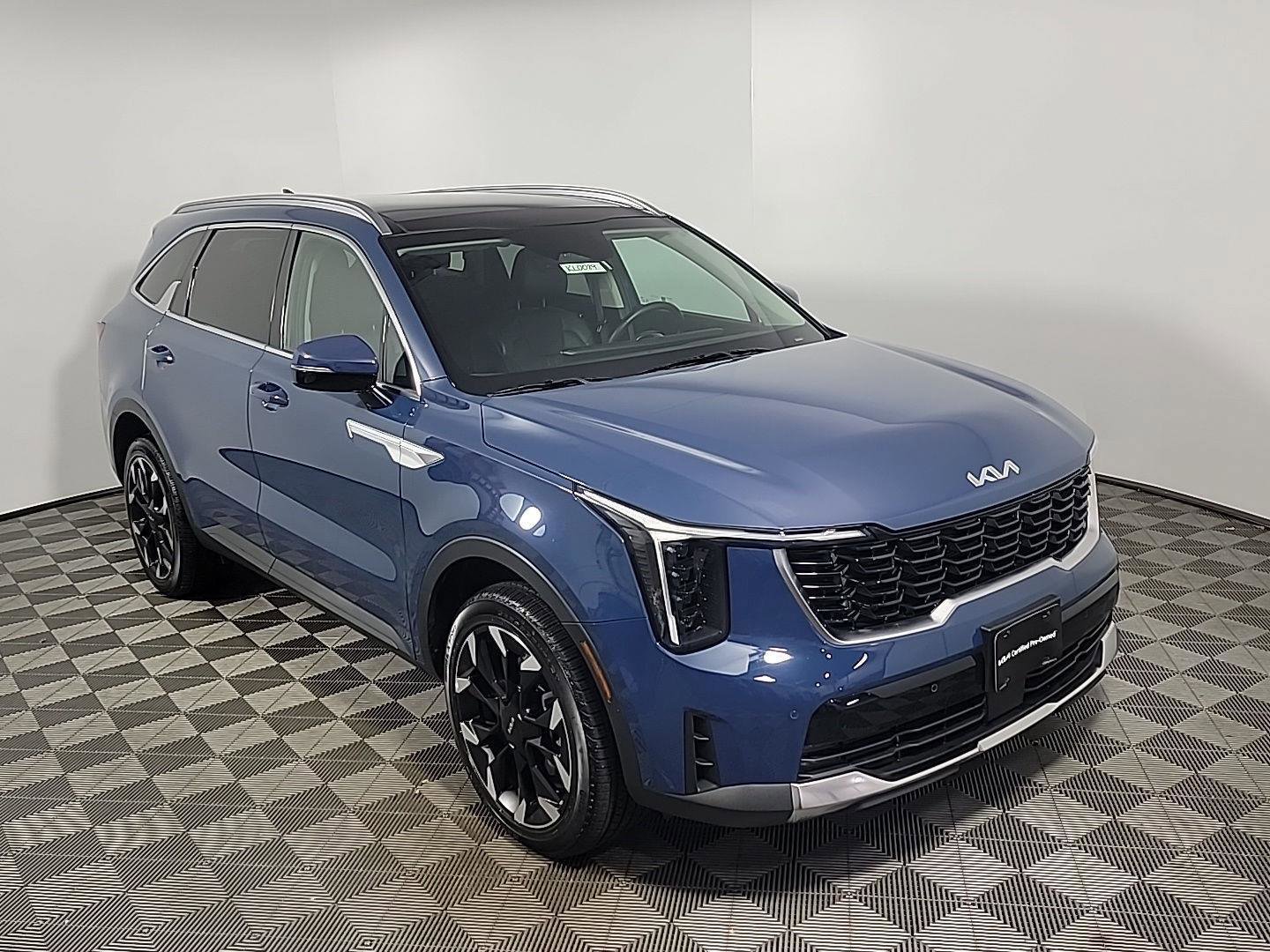 Used 2025 Kia Sorento EX w/ Panoramic Sunroof Package image 2