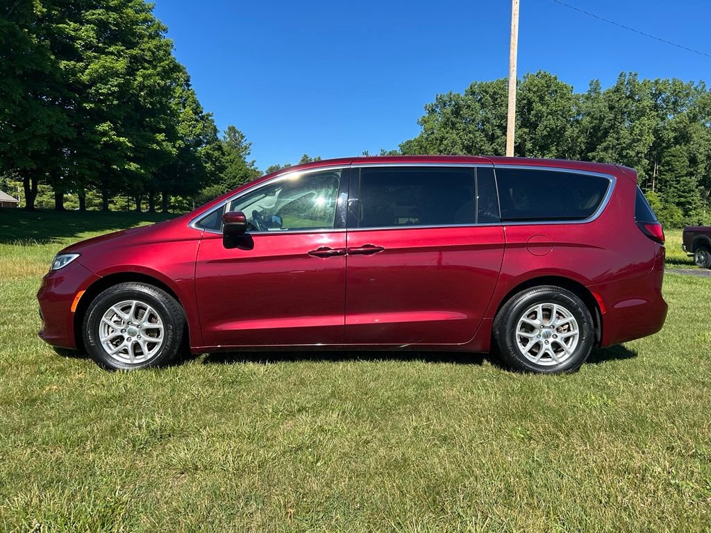 Used 2023 Chrysler Pacifica Touring-L FWD image 7