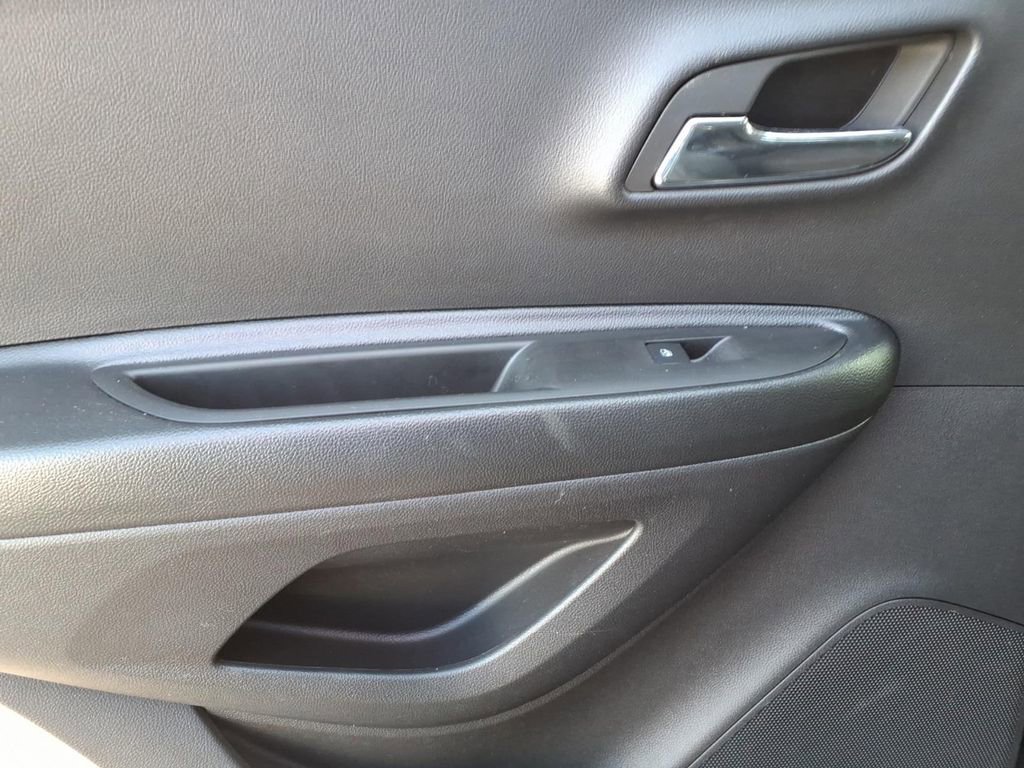 Used 2022 Chevrolet Trax LS w/ Tint and Cruise Package image 13