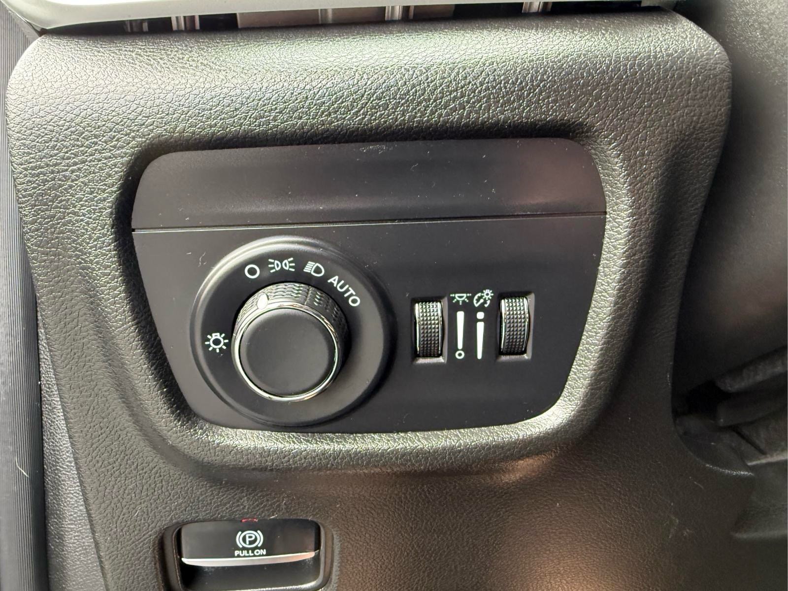 Used 2023 Jeep Grand Cherokee Laredo AWD/4WD image 25