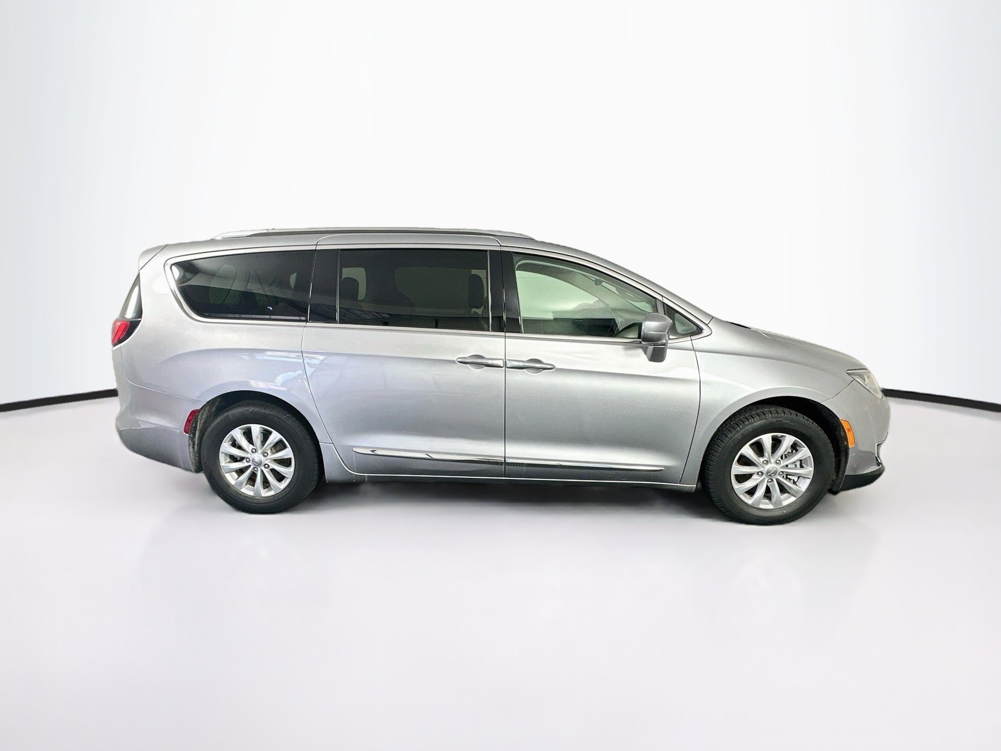 Used 2019 Chrysler Pacifica Touring-L FWD image 10