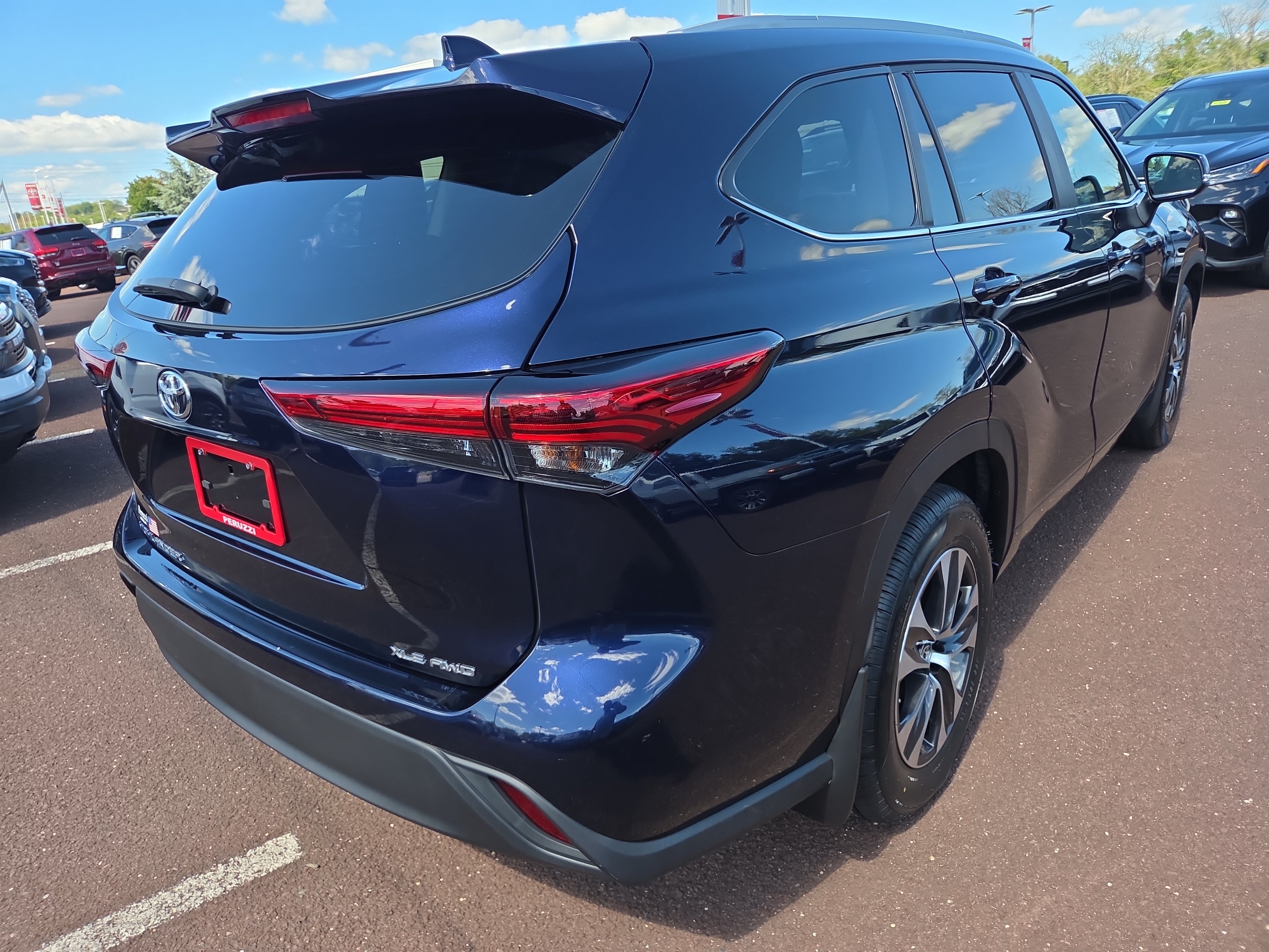 Used 2023 Toyota Highlander XLE AWD/4WD image 3