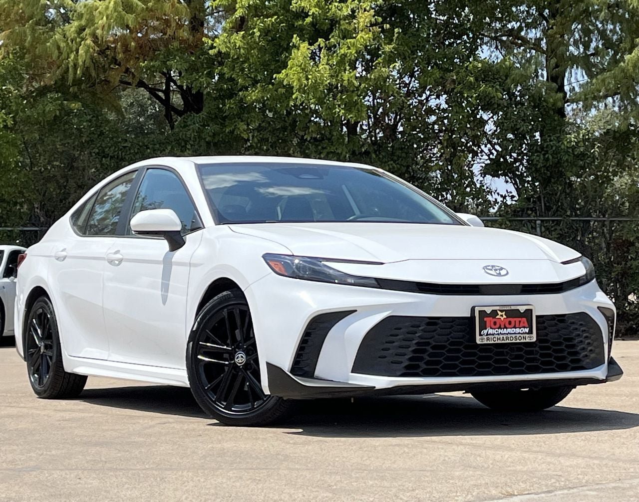 Used 2025 Toyota Camry SE FWD image 2