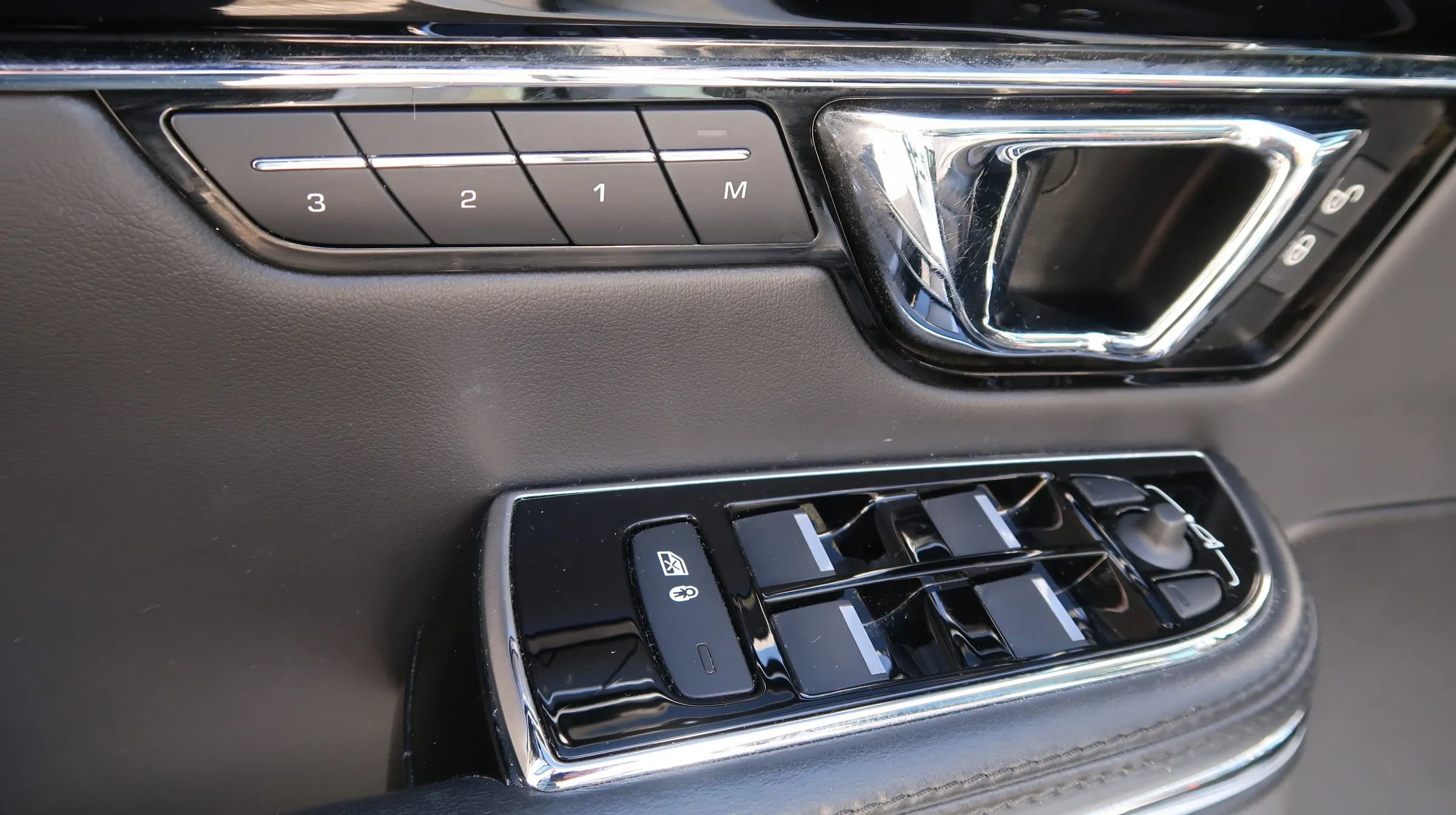 Used 2019 Jaguar XJ R-Sport image 25