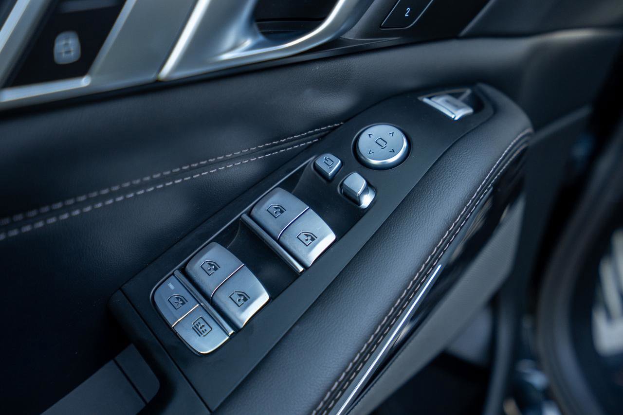 Used 2023 BMW X7 M60i image 18
