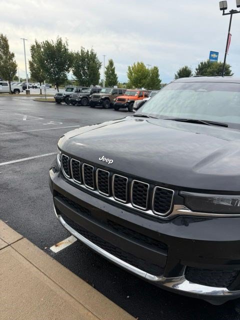 Used 2023 Jeep Grand Cherokee L Laredo w/ Luxury Tech Group I AWD/4WD image 3