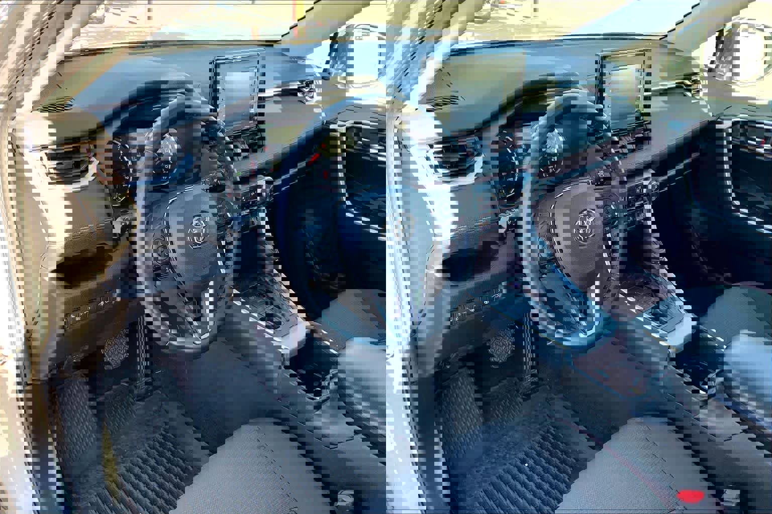 Used 2022 Toyota RAV4 XLE w/ Convenience Package AWD/4WD image 18