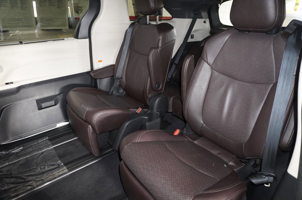 Used 2021 Toyota Sienna Platinum image 12
