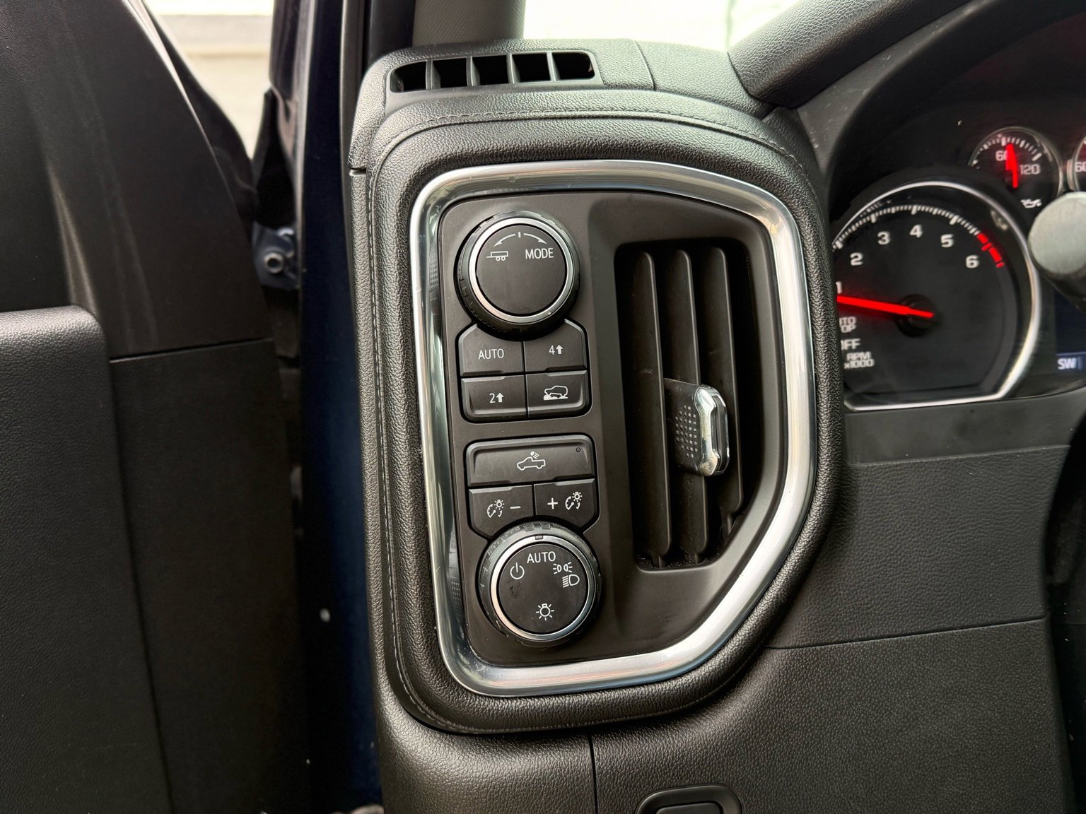 Used 2020 Chevrolet Silverado 1500 LT image 21