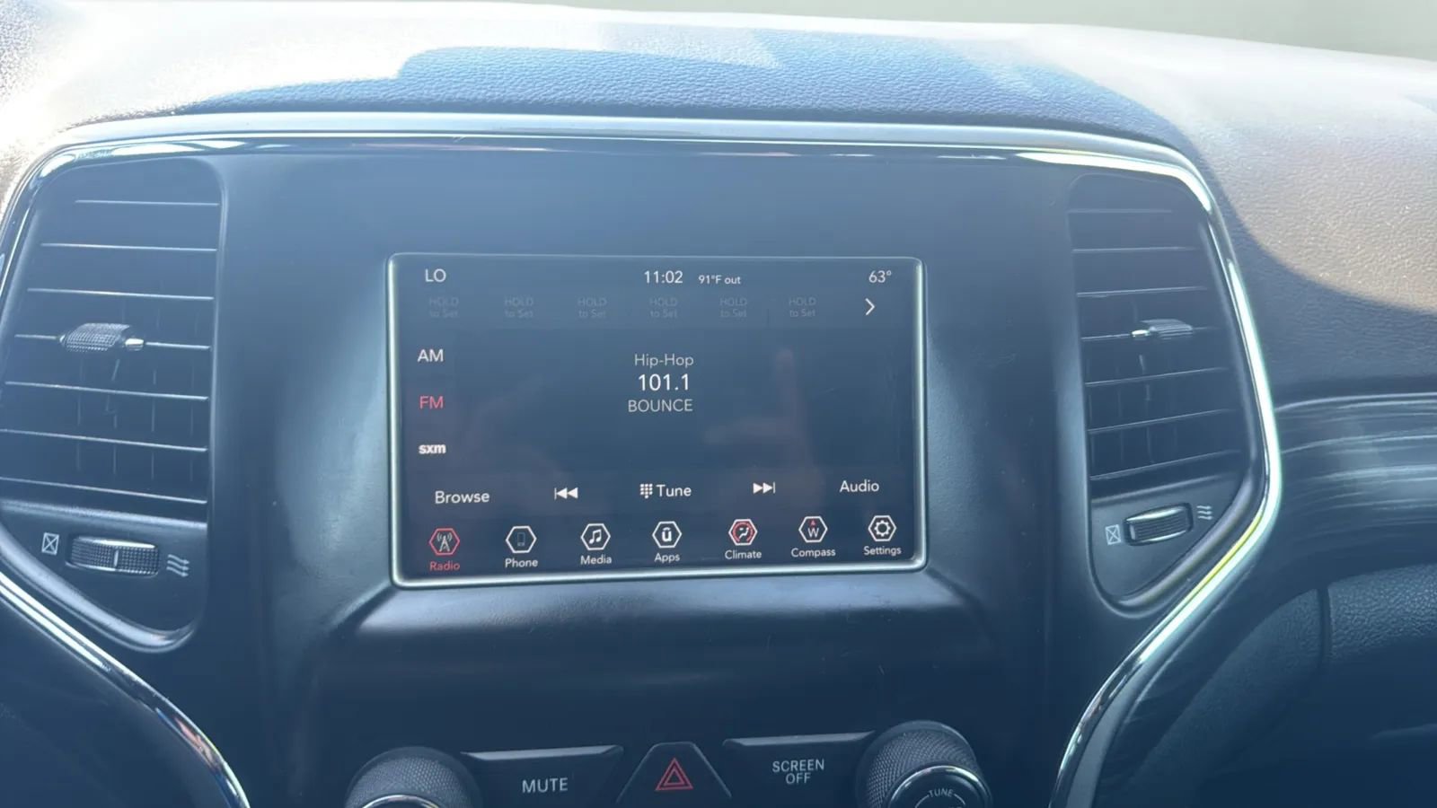 Used 2020 Jeep Grand Cherokee Laredo RWD image 12
