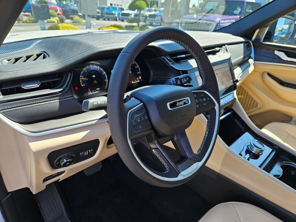New 2026 Jeep Grand Cherokee Limited w/ Limited Altitude Package AWD/4WD image 18