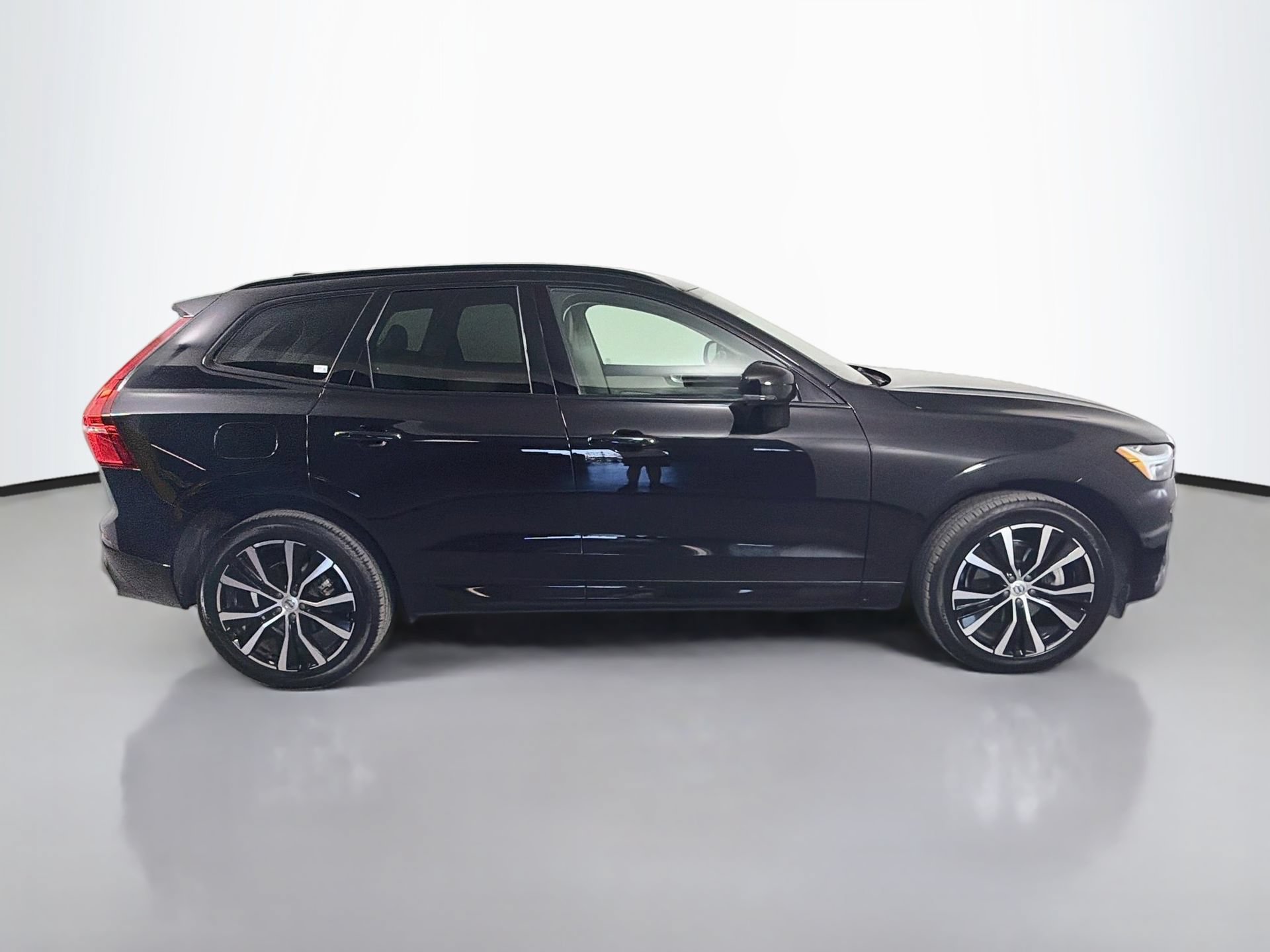 Certified 2024 Volvo XC60 B5 Plus AWD/4WD image 5
