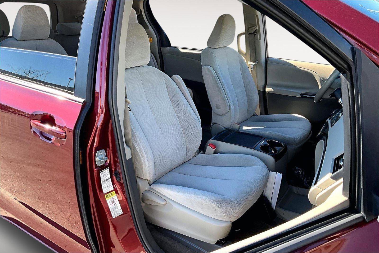 Used 2013 Toyota Sienna LE w/ Towing Pkg image 7