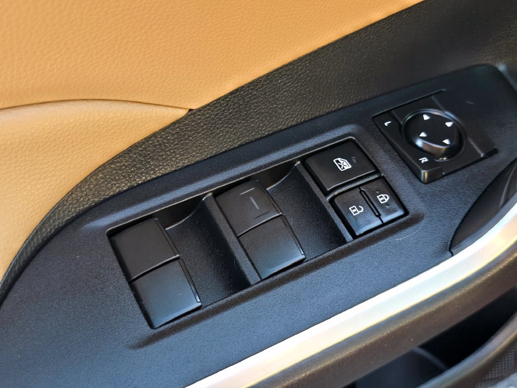 Used 2021 Toyota RAV4 LE AWD/4WD image 19